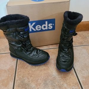 Black &blue snow boot